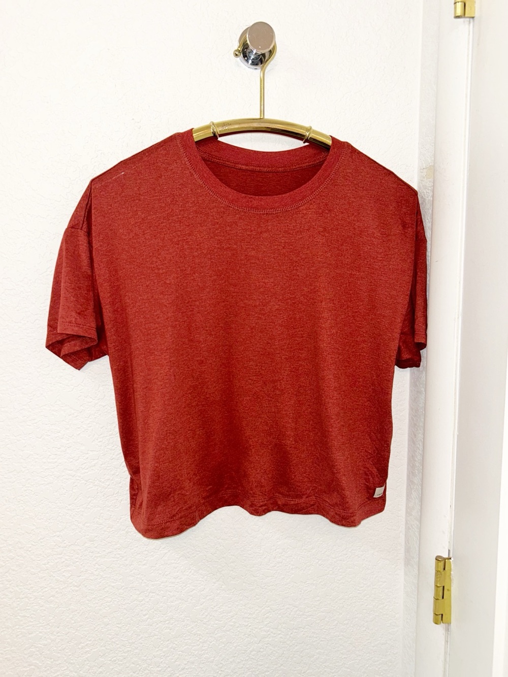 VUORI The Energy Classic Cropped Tee In Brick Red Performance Stretch SZ: M